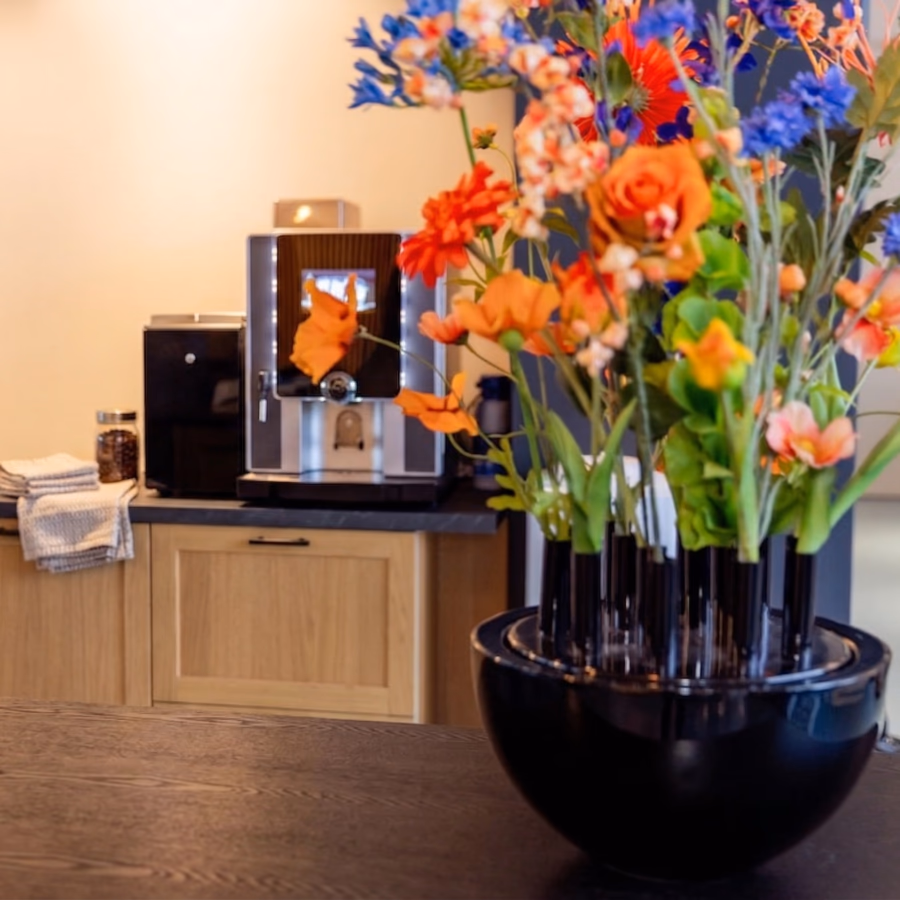 Zijden bloemen in een zakelijke ruimte.